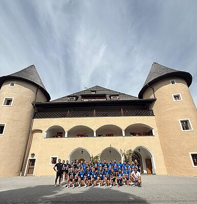 Sportler vor Schloss Möderndorf, Kärnten